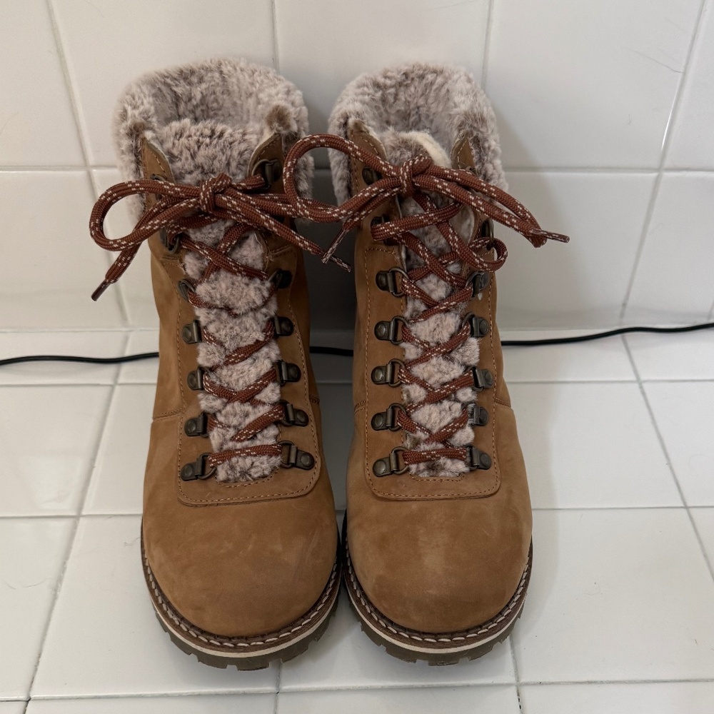 Women’s Avellini chestnut color hiking boots with Shearling  . Size 40 (9).